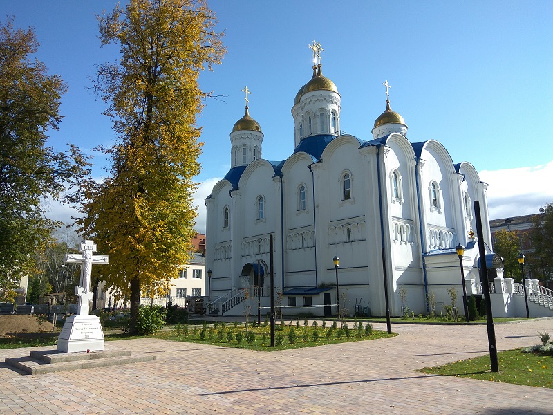 Храм был построен на месте бывшей городской площади Советов, где до 1955 года проводились народные демонстрации и митинги трудящихся