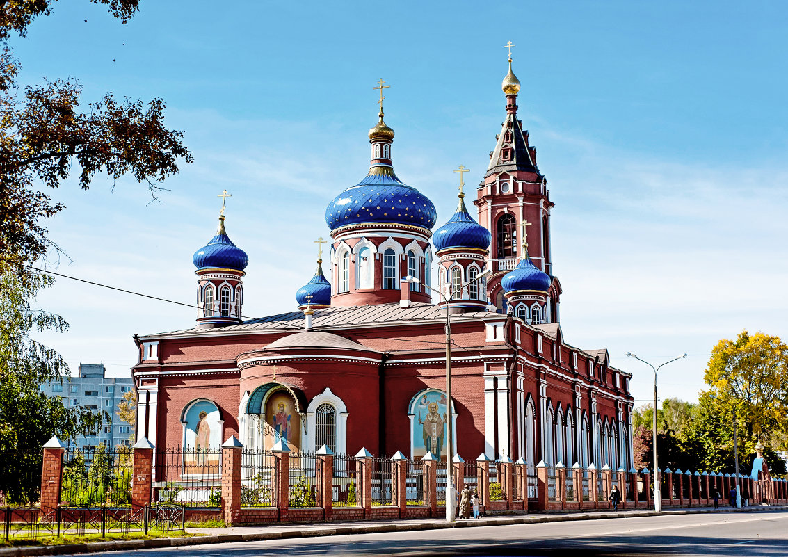 Четырехугольное здание, увенчанное пятью куполами, является символом Орехово-Зуевского благочиния