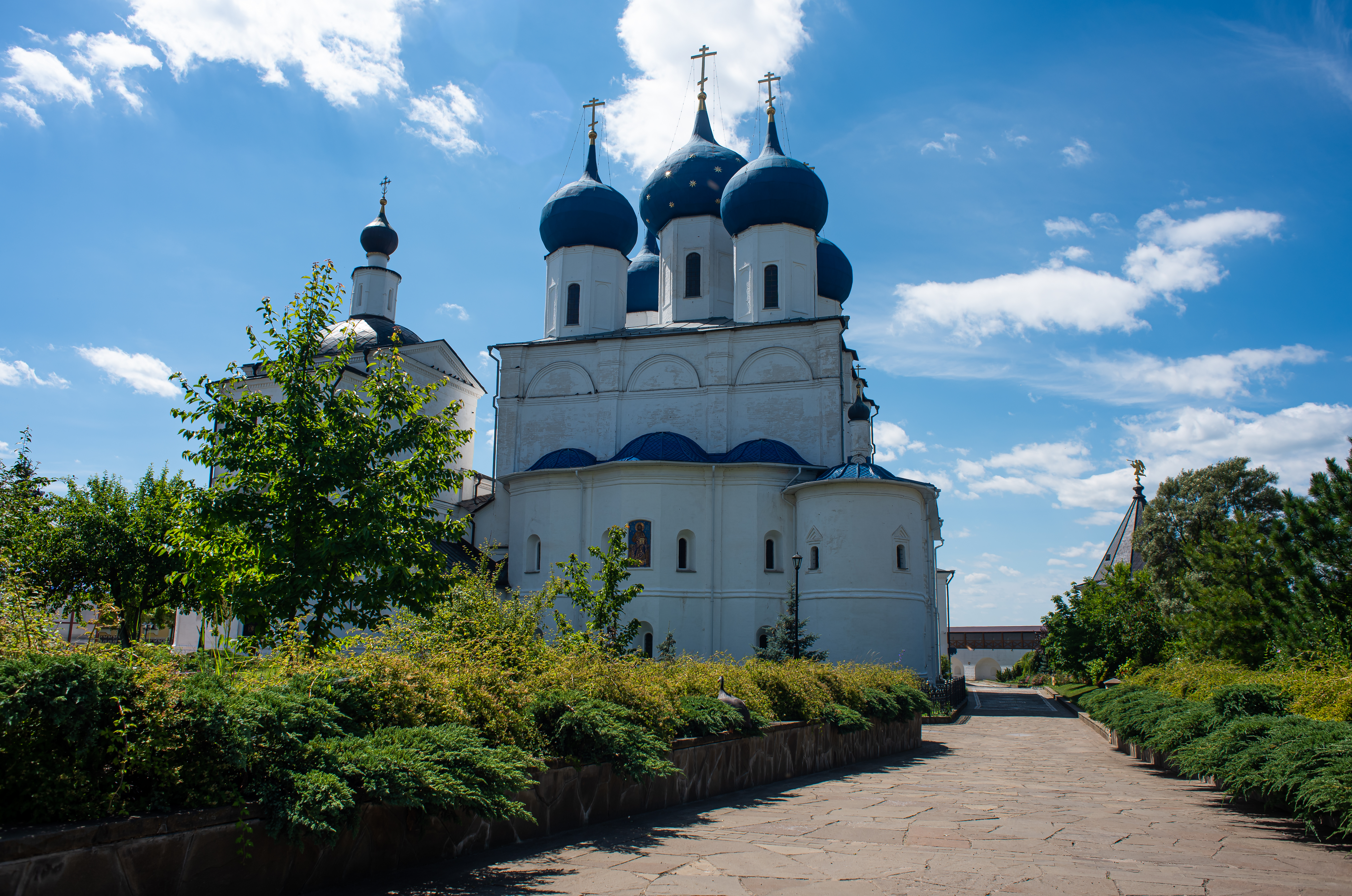 Высоцкий мужской монастырь входит в число девяти обителей, основанных преподобным Сергием Радонежским