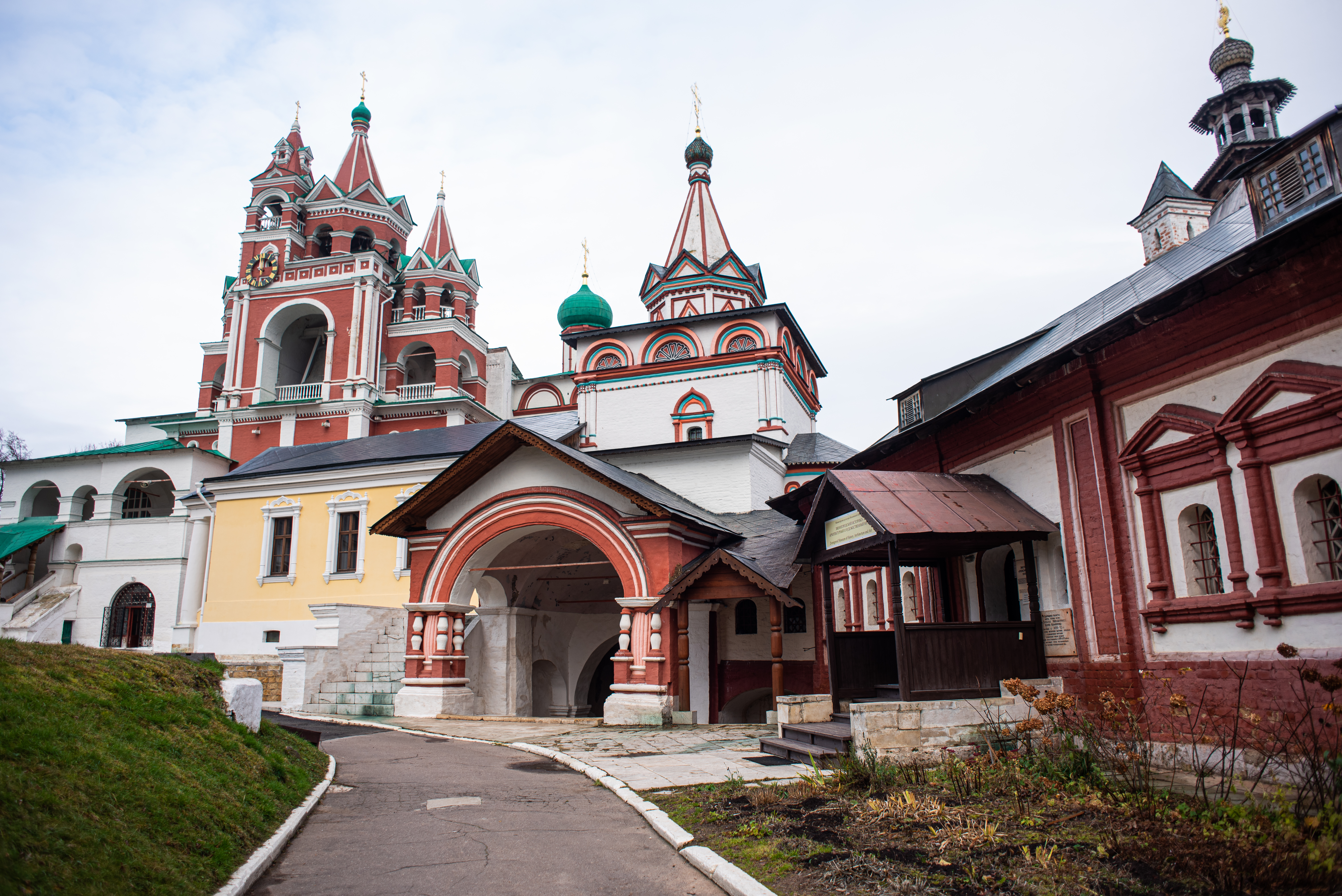 Саввино-Сторожевский монастырь был основан в 1398 году монахом Саввой, учеником преподобного Сергия Радонежского
