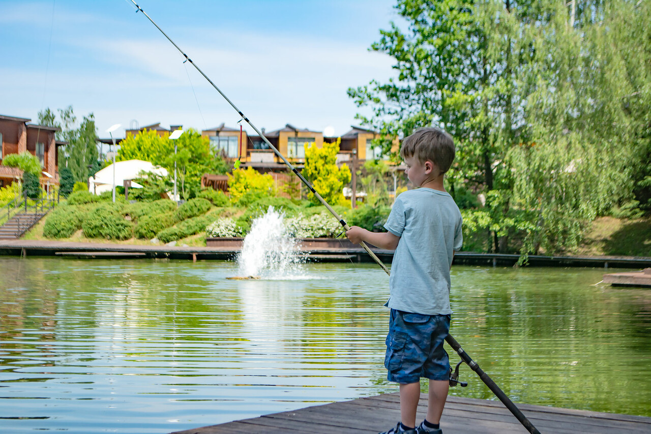 Живописное озеро стало центром притяжения любителей рыбалки и семейных уикендов