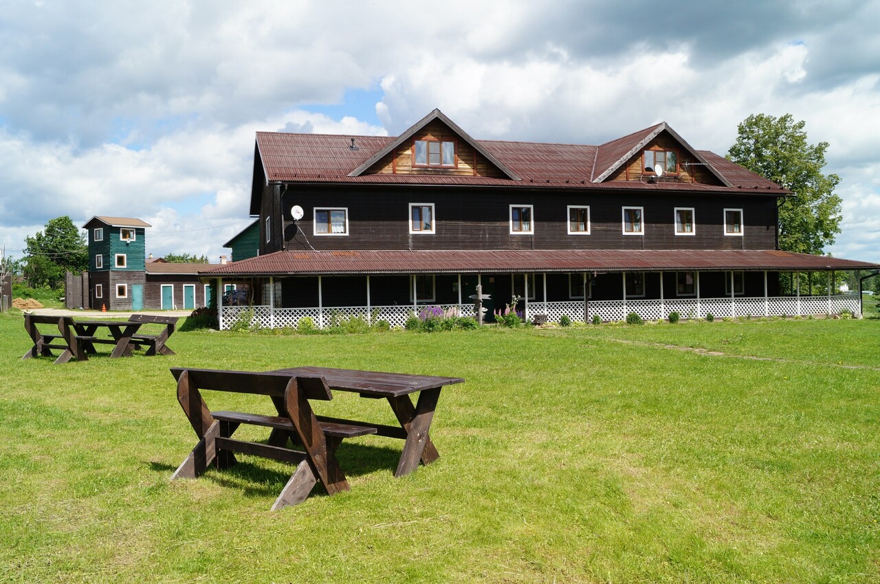 На территории фермы есть четыре бревенчатых корпуса для проживания, собственные пивоварня, ресторан, скотный и птичий дворы