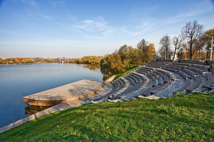 Знаменитая эстрада на воде в одном из самых зеленых городов Московской области