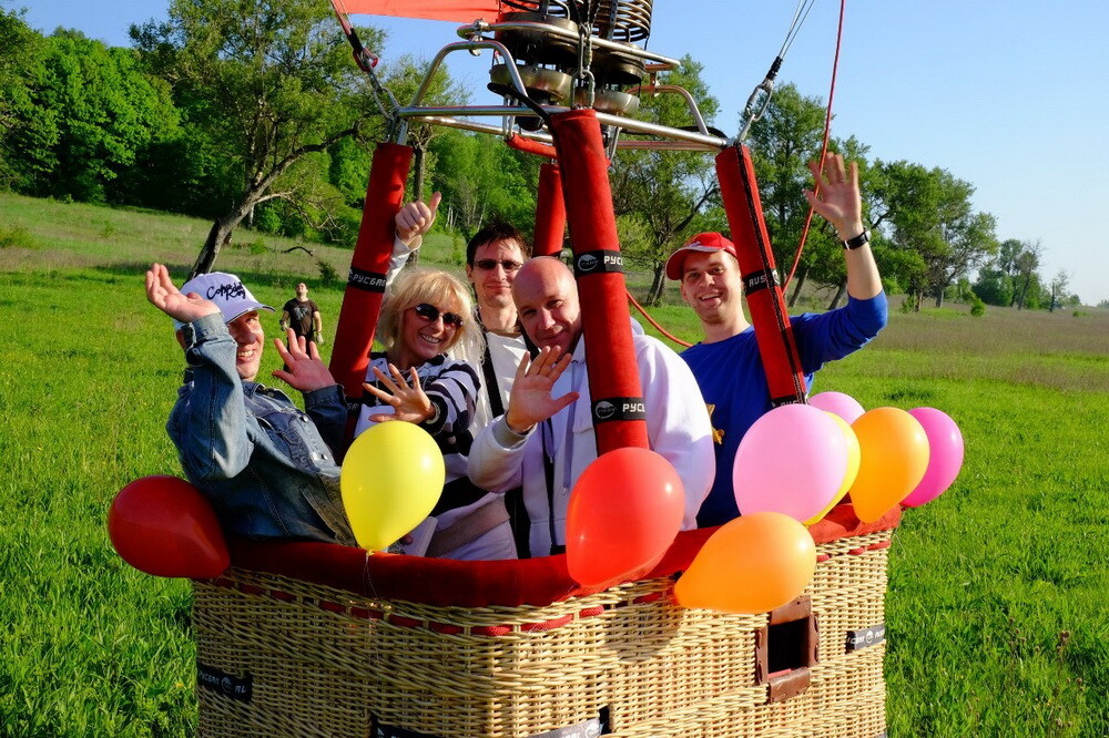 На воздушном шаре можно полетать с друзьями, родственниками или коллегами