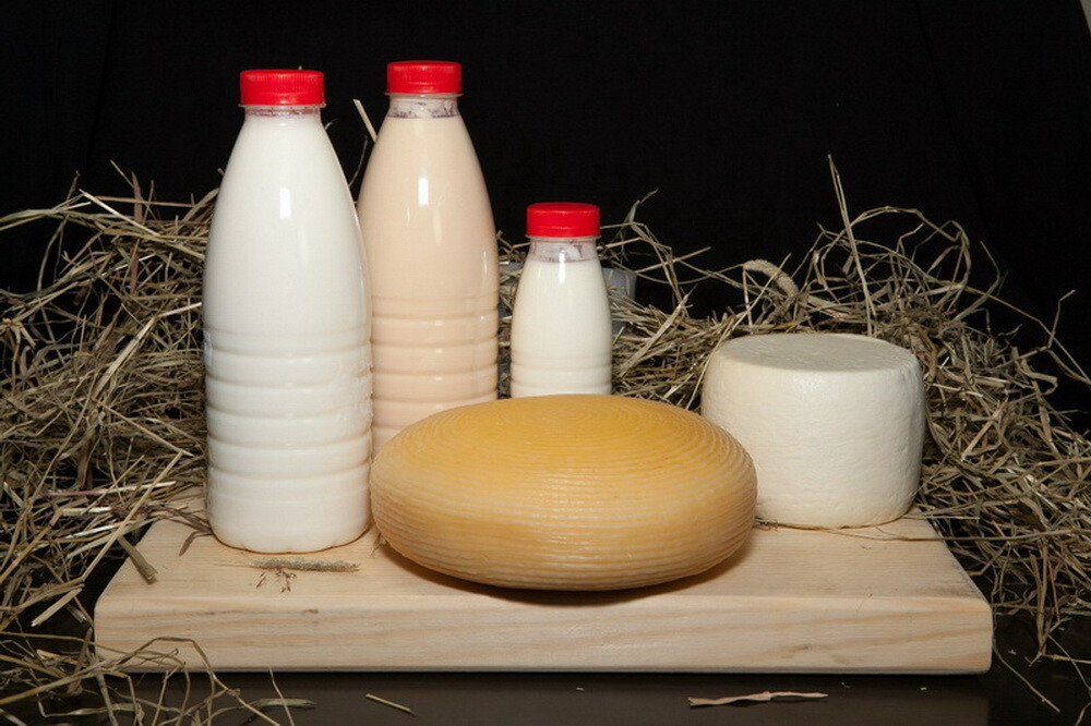 На ферме производят молоко, кефир, ряженку, простоквашу, йогурт, сметану, творог, масло, сыр и другие продукты
