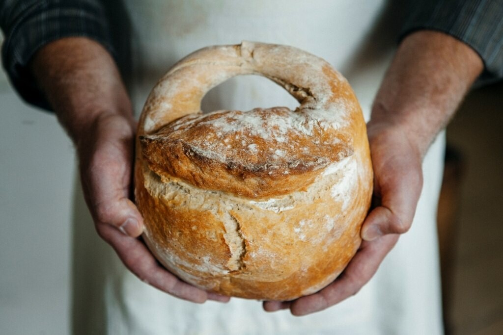В музейной лавке представлены разные виды хлеба, приготовленные в местной пекарне по историческим рецептам 