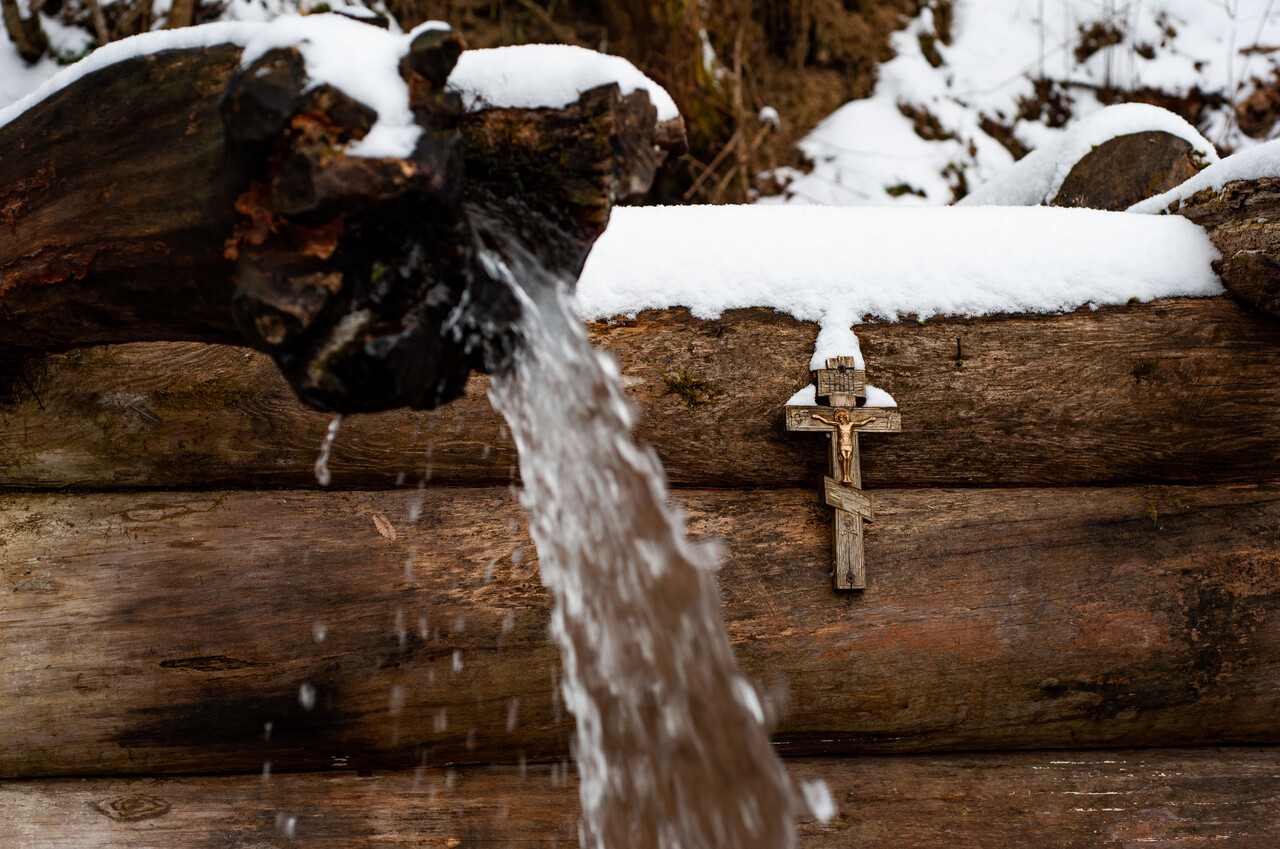 Верующие считают воду Гремячего ключа целебной