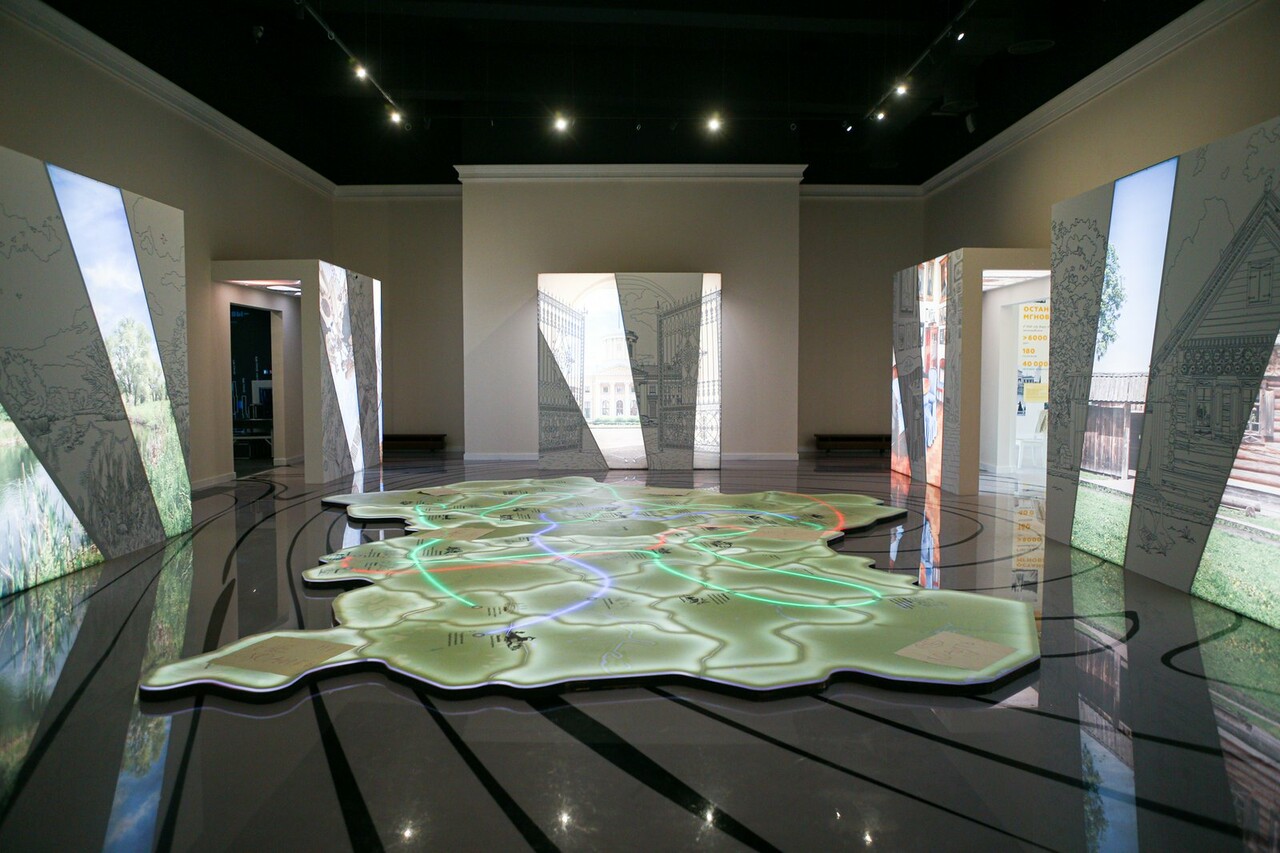 Выставочное пространство состоит из нескольких тематических разделов