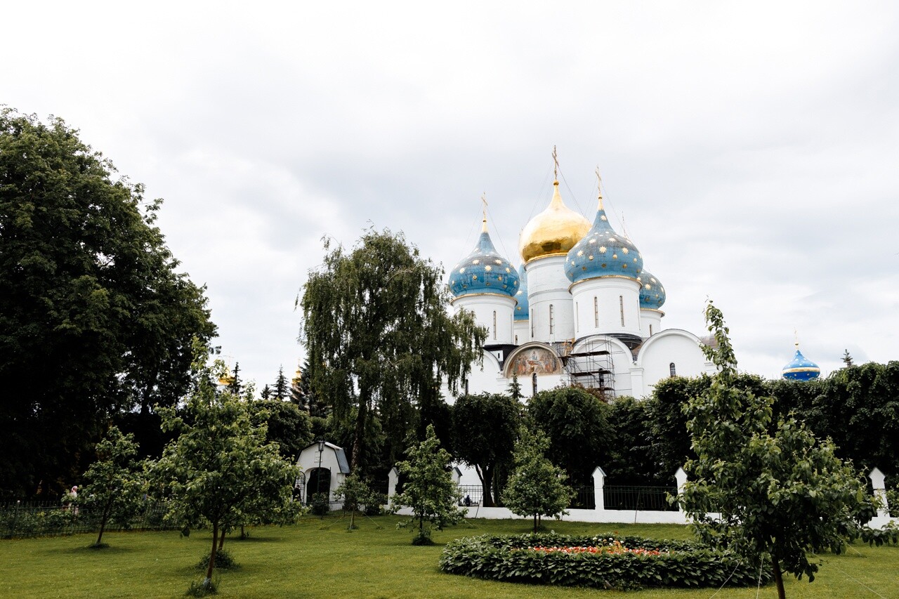 Достопримечательность троице сергиева лавра. Троице-Сергиева Лавра. Троице-Сергиева Лавра лето. Лавра Сергиев Посад. Троице-Сергиева Лавра летом.