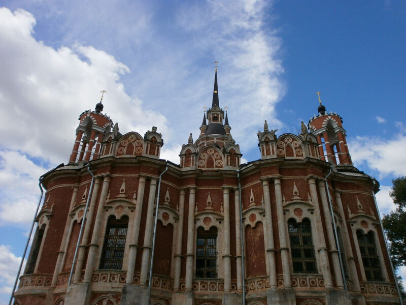 Собор был построен в стиле русской готики