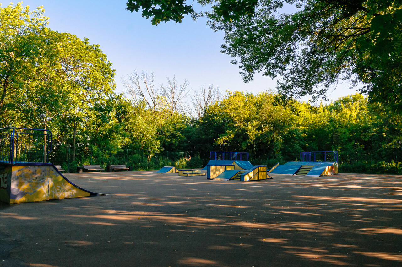 В парке оборудовано несколько площадок для занятий спортом