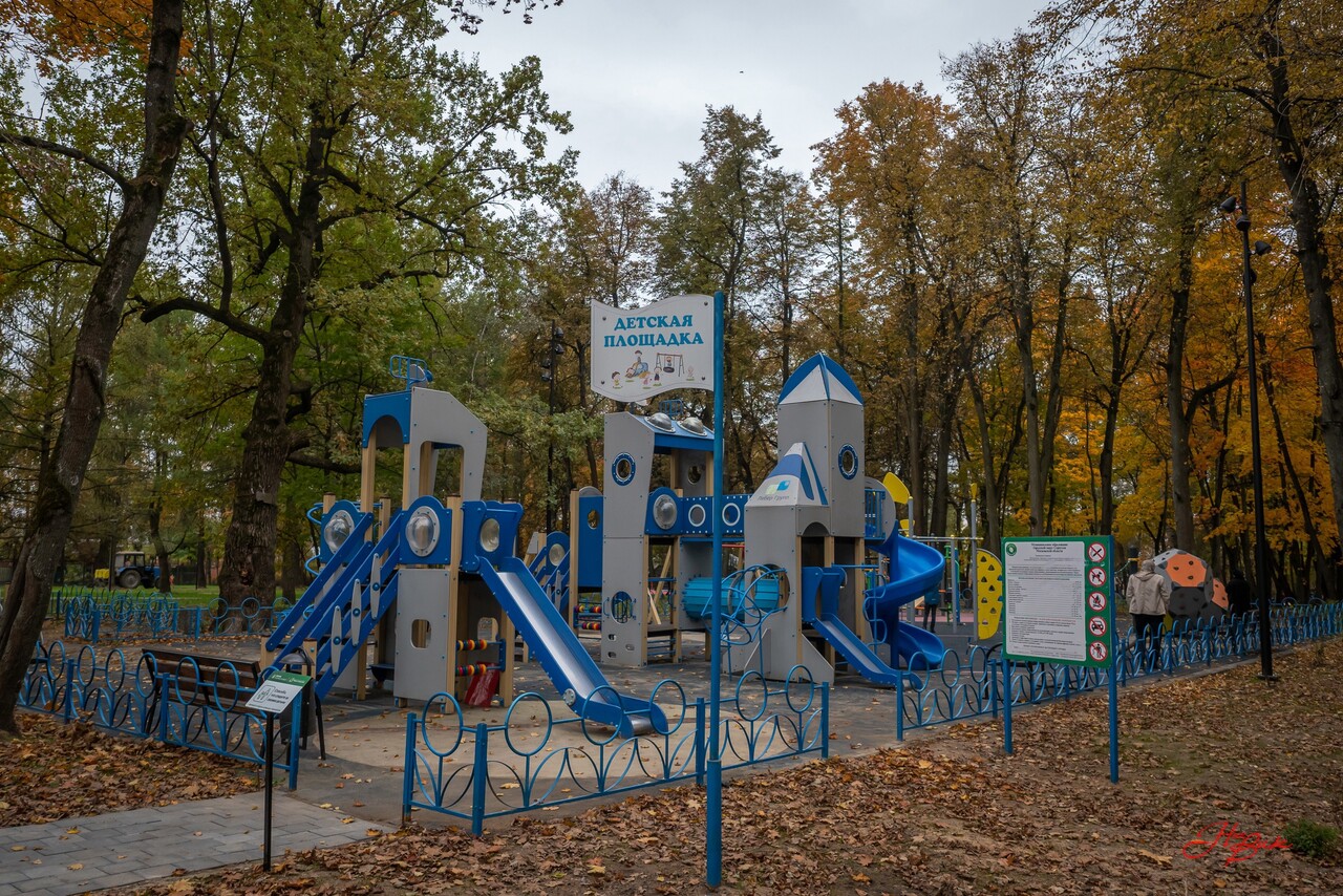 В парке есть детские и спортивные площадки, велодорожки, прокат, кафе и многое другое