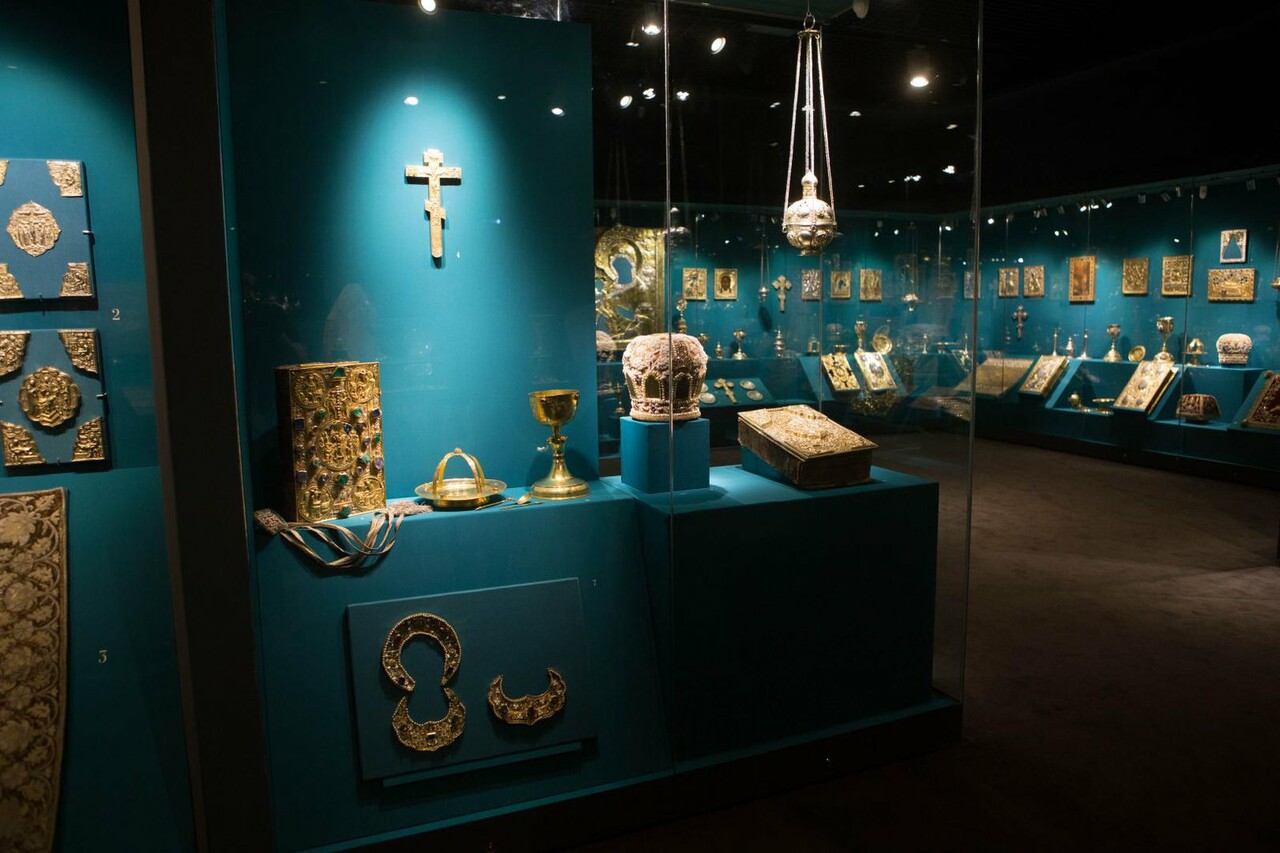 Экспонаты из драгоценных металлов и собрание церковных тканей