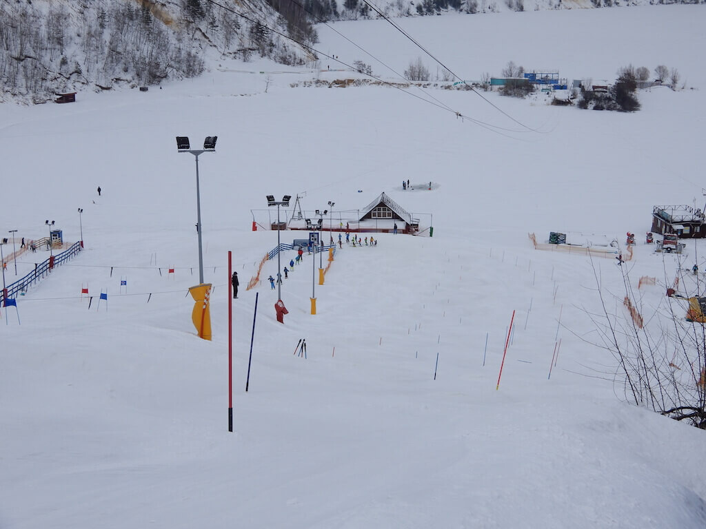 Зимой в парке катаются на сноуборде и горных лыжах