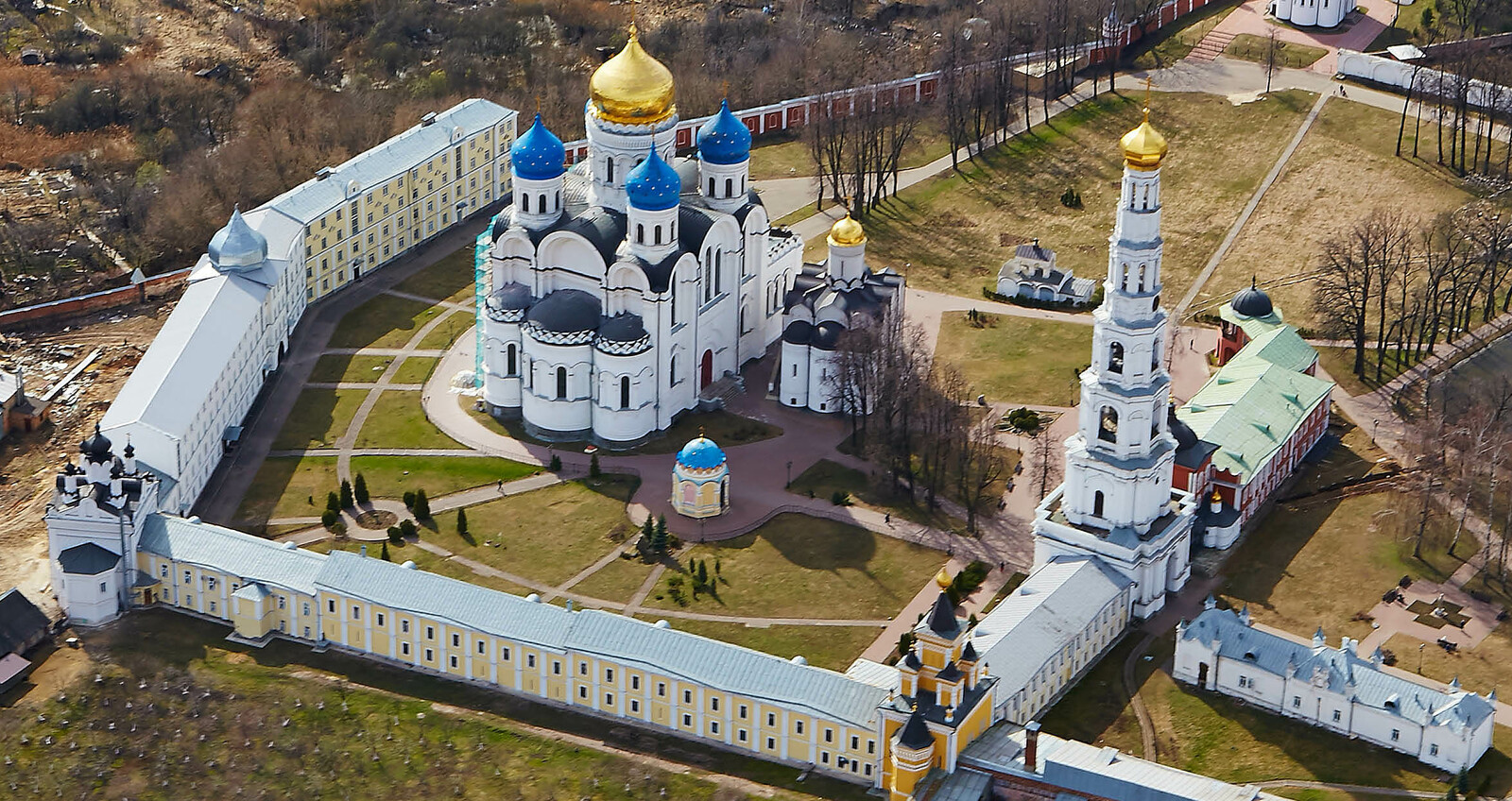 Улица города с колокольней