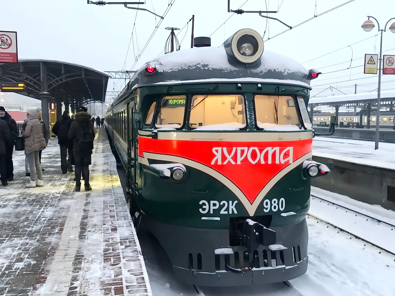 Поездка в стиле 80-х: до зимних курортов Подмосковья туристов возят ретропоезд «Яхрома» и «Икарусы»