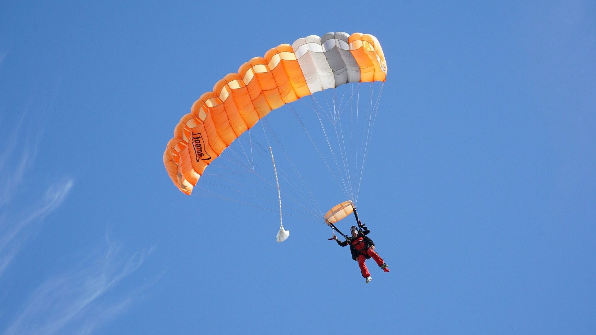 Молодая экстремалка прыгнула с парашютом чтобы подрочить в свободном полете