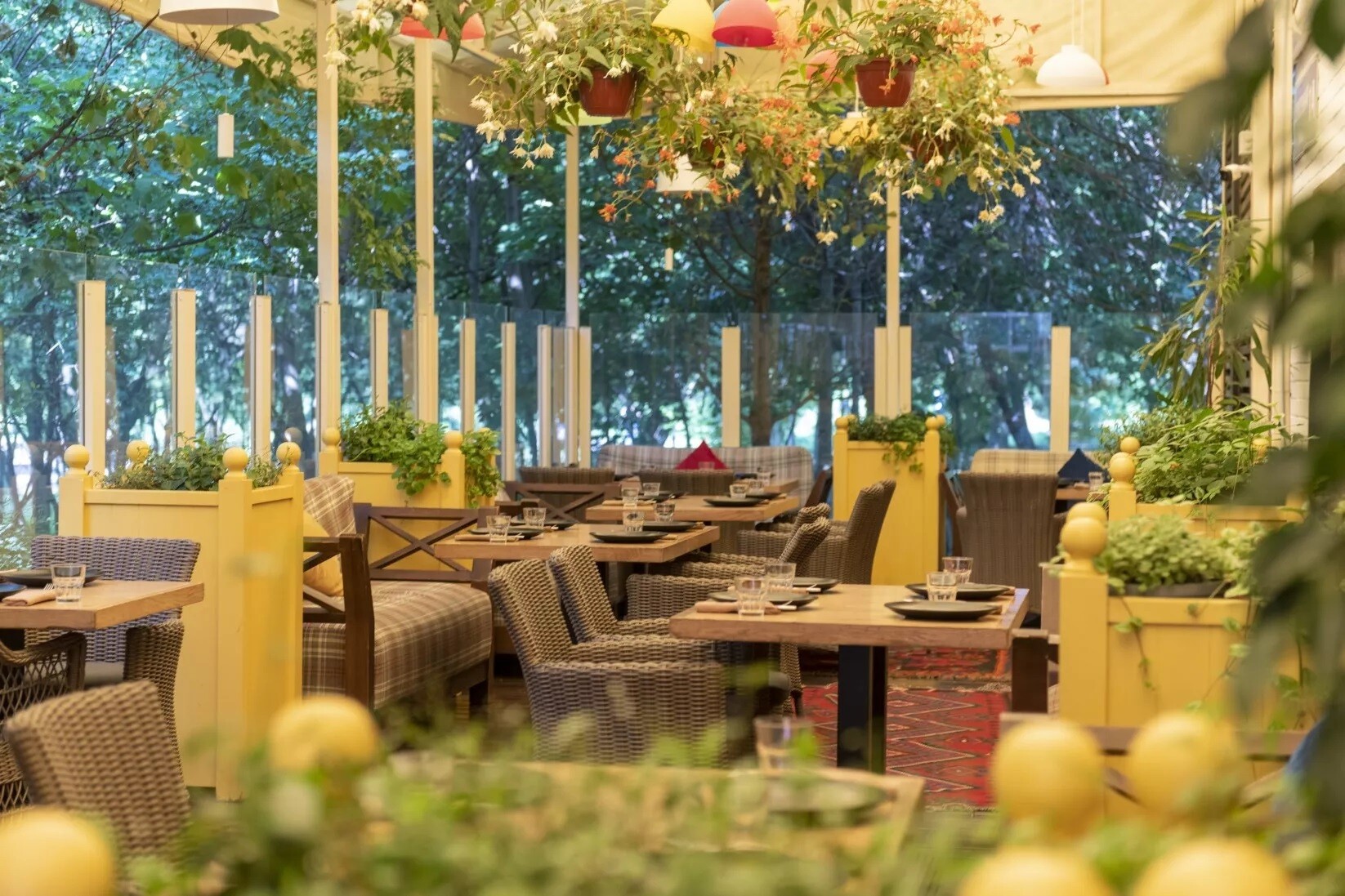 Где в Подмосковье поесть на свежем воздухе: топ-15 ресторанов с летними верандами