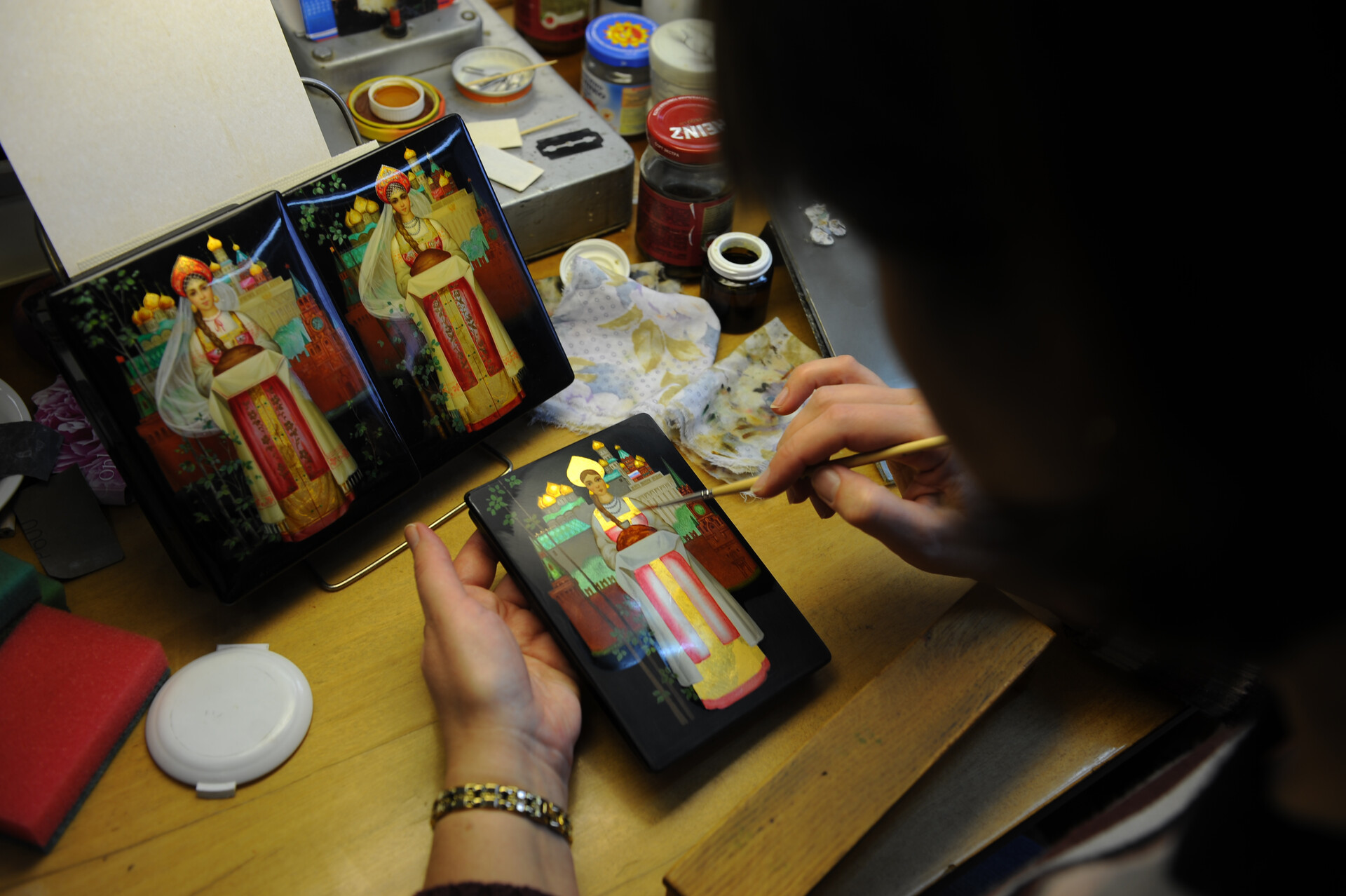 Художник расписывает шкатулку на Федоскинской фабрике миниатюрной живописи