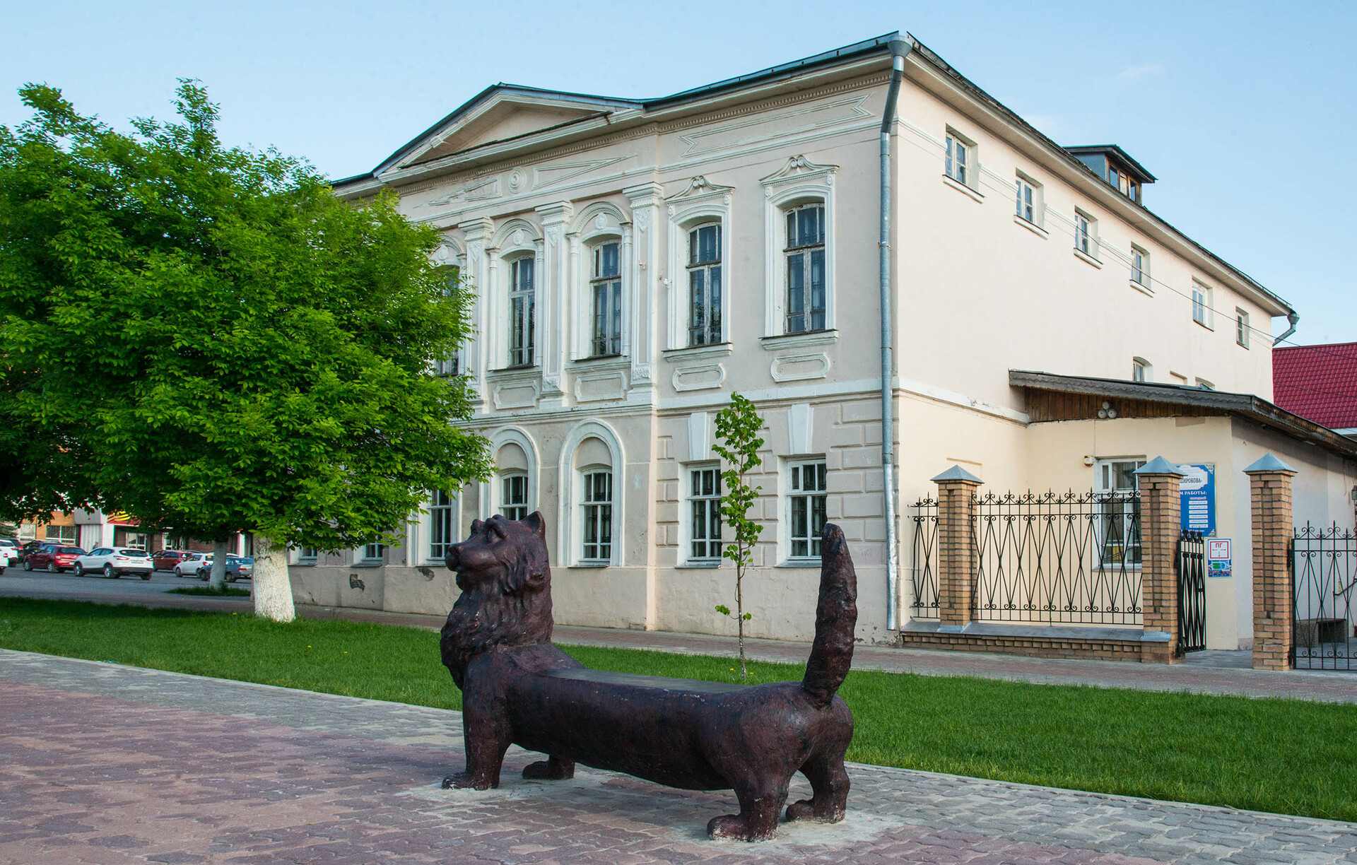 Дом Широкова и памятник пяти деревням