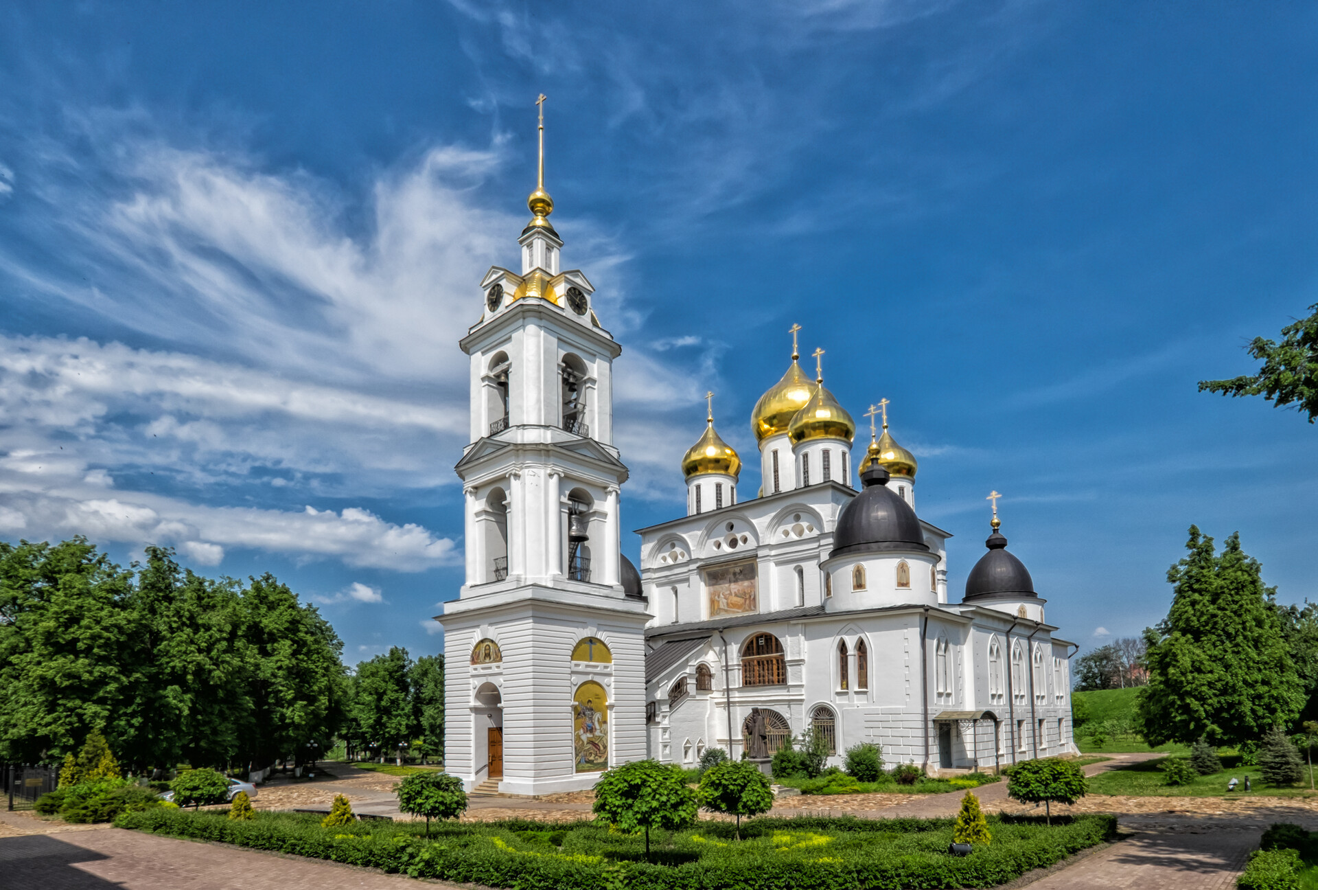 Валы кремля, монастырская трапезная и музей анархизма