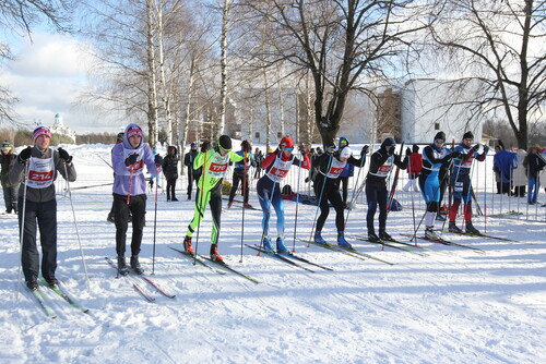 Более 300 спортсменов выступили на соревнованиях по лыжным гонкам в Ленинском округе