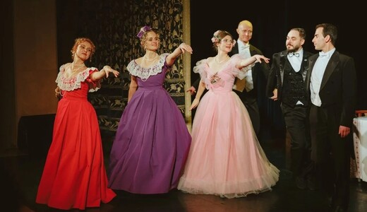 Экскурсия «Путешествие по ночному дворцу со спектаклем»