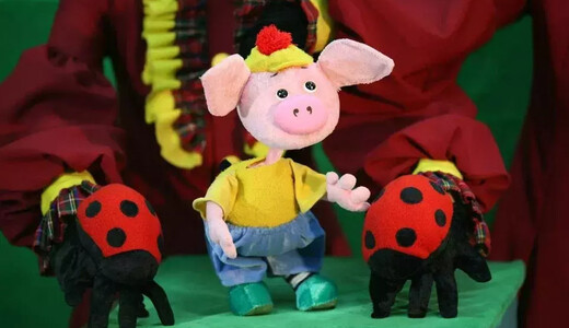 Спектакль «Про маленького поросенка Плюха»