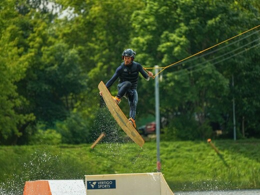 Лови волну в Подмосковье: топ-7 мест для вейкбординга и вейксерфинга