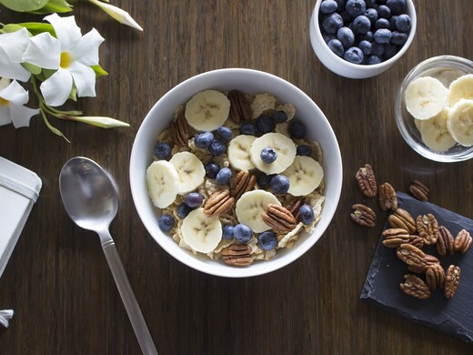 Хумус с клюквенным хлебом и боярский салат