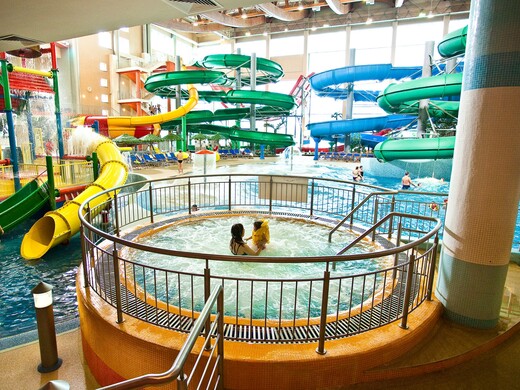 Экстремальный спуск по темному желобу, волновой шар и гейзеры: как развлечься в аквапарках Подмосковья