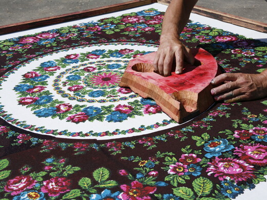 От задумки до шедевра. Как создают знаменитые павлопосадские платки в Подмосковье