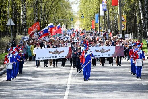 По первым подсчетам, с портретами семейных героев на улицы городов и поселков одновременно вышли более 514 тысяч жителей Подмосковья. Фото: страница проекта «Бессмертный полк» ВКонтакте