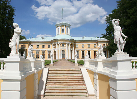 Парк, раскинувшийся на большей территории усадьбы, подарил Архангельскому второе название — «подмосковный Версаль»