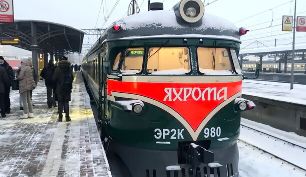 Поездка в стиле 80-х: до зимних курортов Подмосковья туристов возят ретропоезд «Яхрома» и «Икарусы»