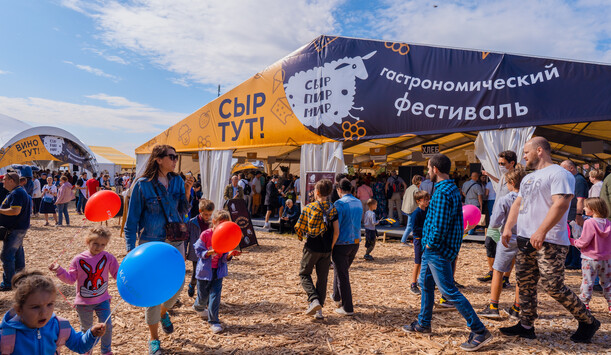 Фестиваль «Сыр Пир Мир»: шествие 400 фермеров со всей страны, арт-овечки, граффити и верблюд Глаша