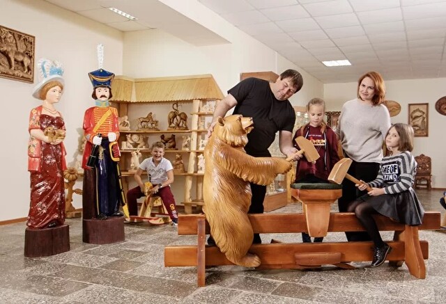 Семейный маршрут по Сергиеву Посаду: 3D картины, еноты и сказочный мир Богородской игрушки