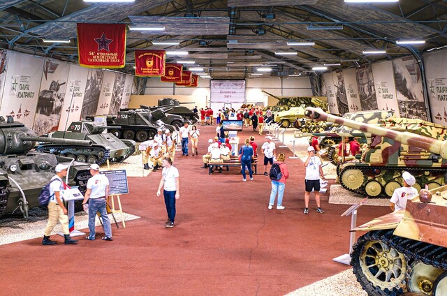 Гости парка &laquo;Патриот&raquo; в Московской области