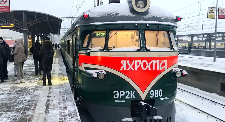 Поездка в стиле 80-х: до зимних курортов Подмосковья туристов возят ретропоезд «Яхрома» и «Икарусы»