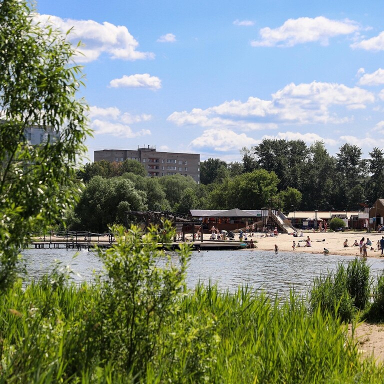 Солнечногорск с высоты птичьего полета. Солнечногорск набережная сенеж в солнечногорске парк. Набережная сенеж в солнечногорске. День города солнечногорск. Парк сенеж в солнечногорске.