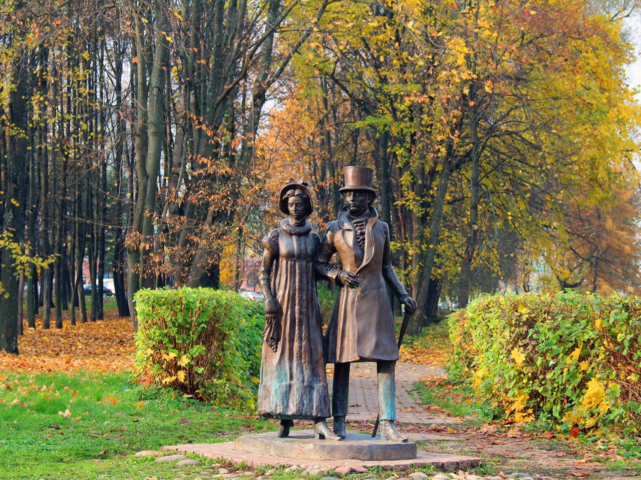 Ансамбль скульптур дмитровчан разных сословий «Горожане», установили в 2003 году