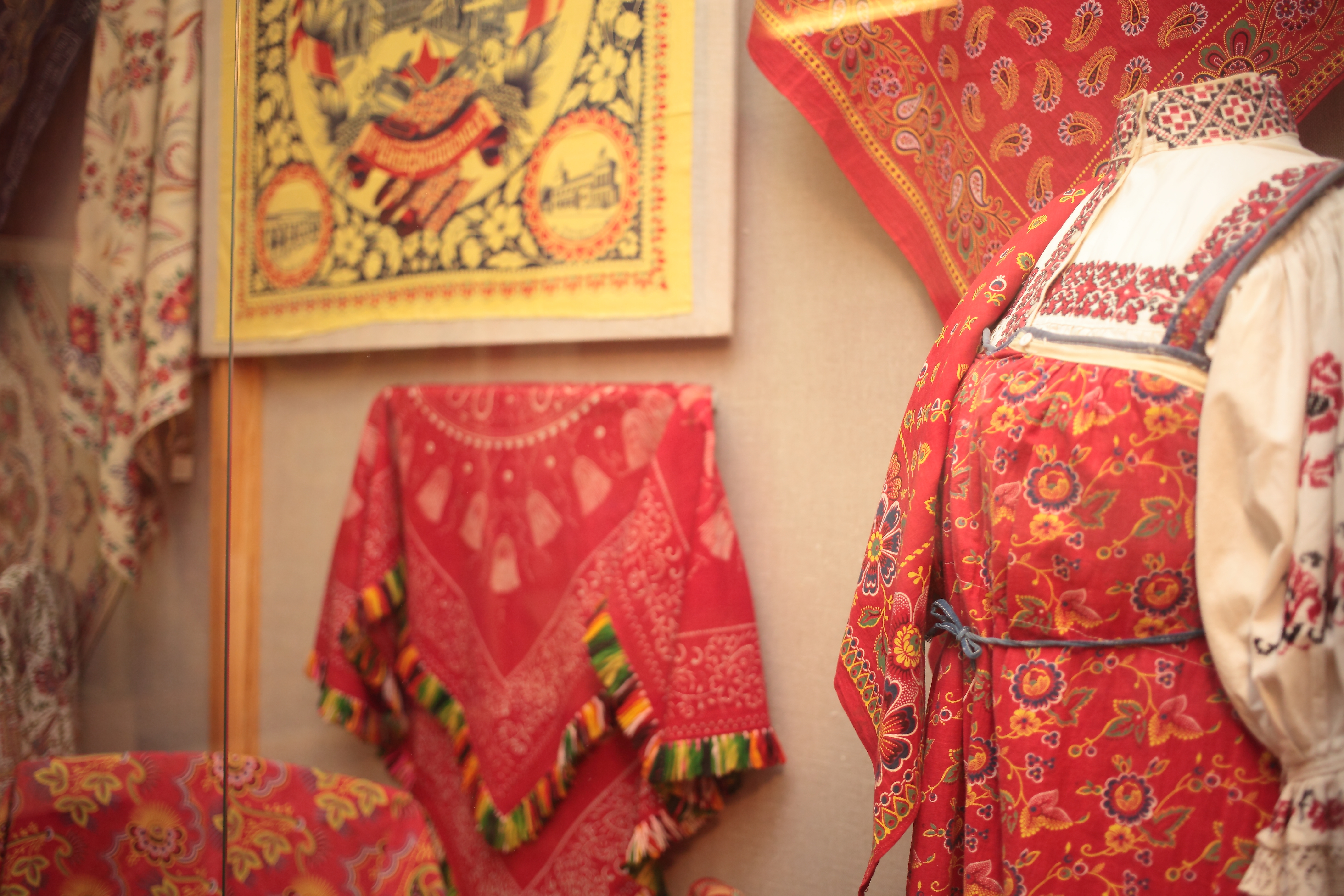 Сегодня Павловопосадская платочная мануфактура выпускает около 800 видов шалей, платков, шарфов, кашне, палантинов и скатертей из натуральных волокон