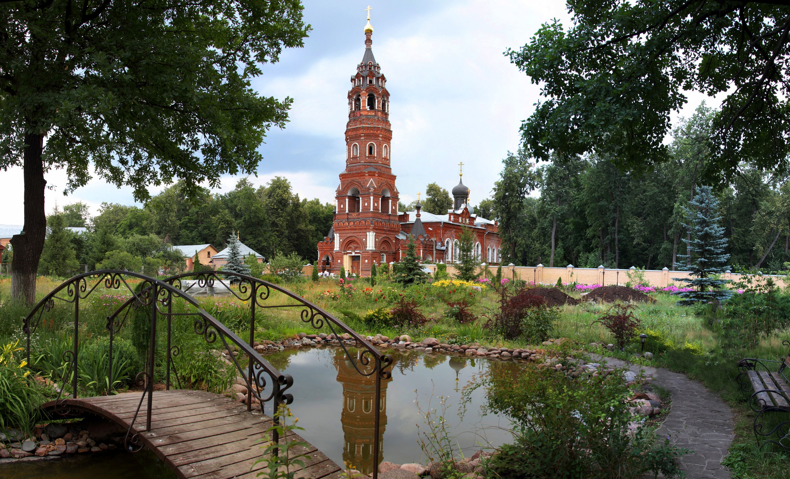 Главным архитектурным достоянием монастыря считается Покровский собор с высокой шатровой колокольней в псевдорусском стиле