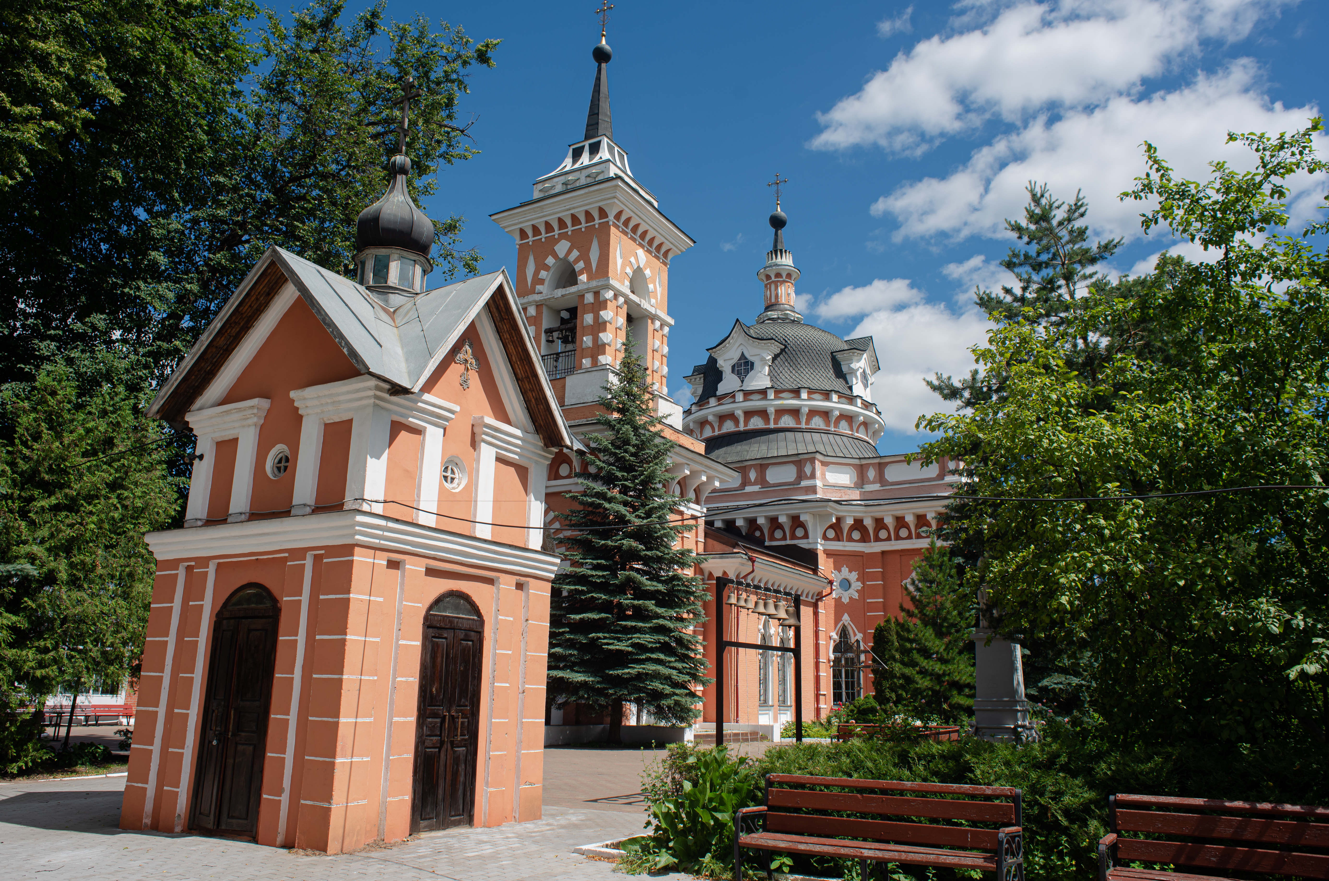 Здание из красного кирпича с богатым белокаменным убранством появилось на месте старого деревянного храма Казанской иконы Пресвятой Богородицы