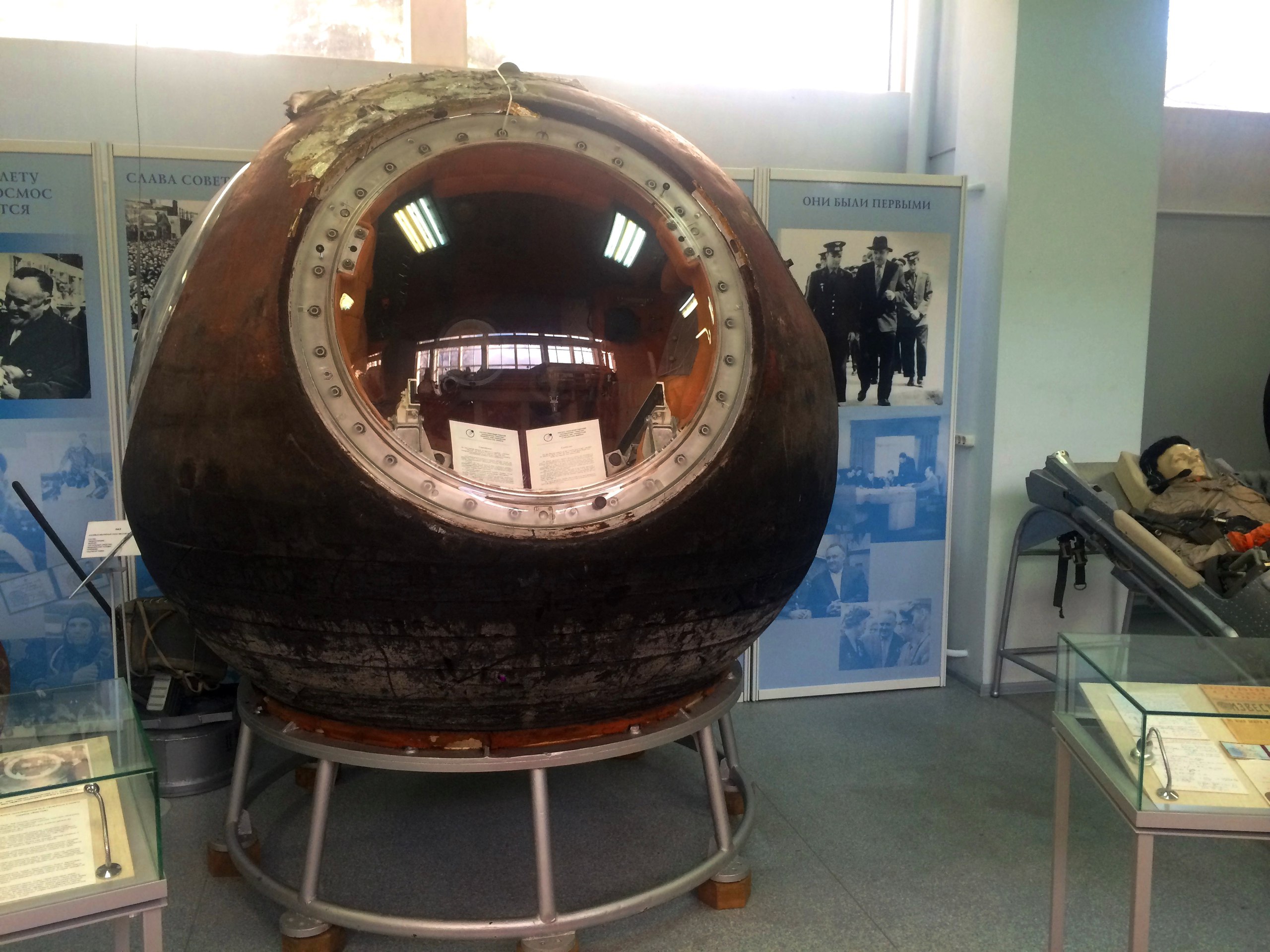 Посетители могут прикоснуться к спускаемому аппарату первого в мире космонавта Юрия Алексеевича Гагарина