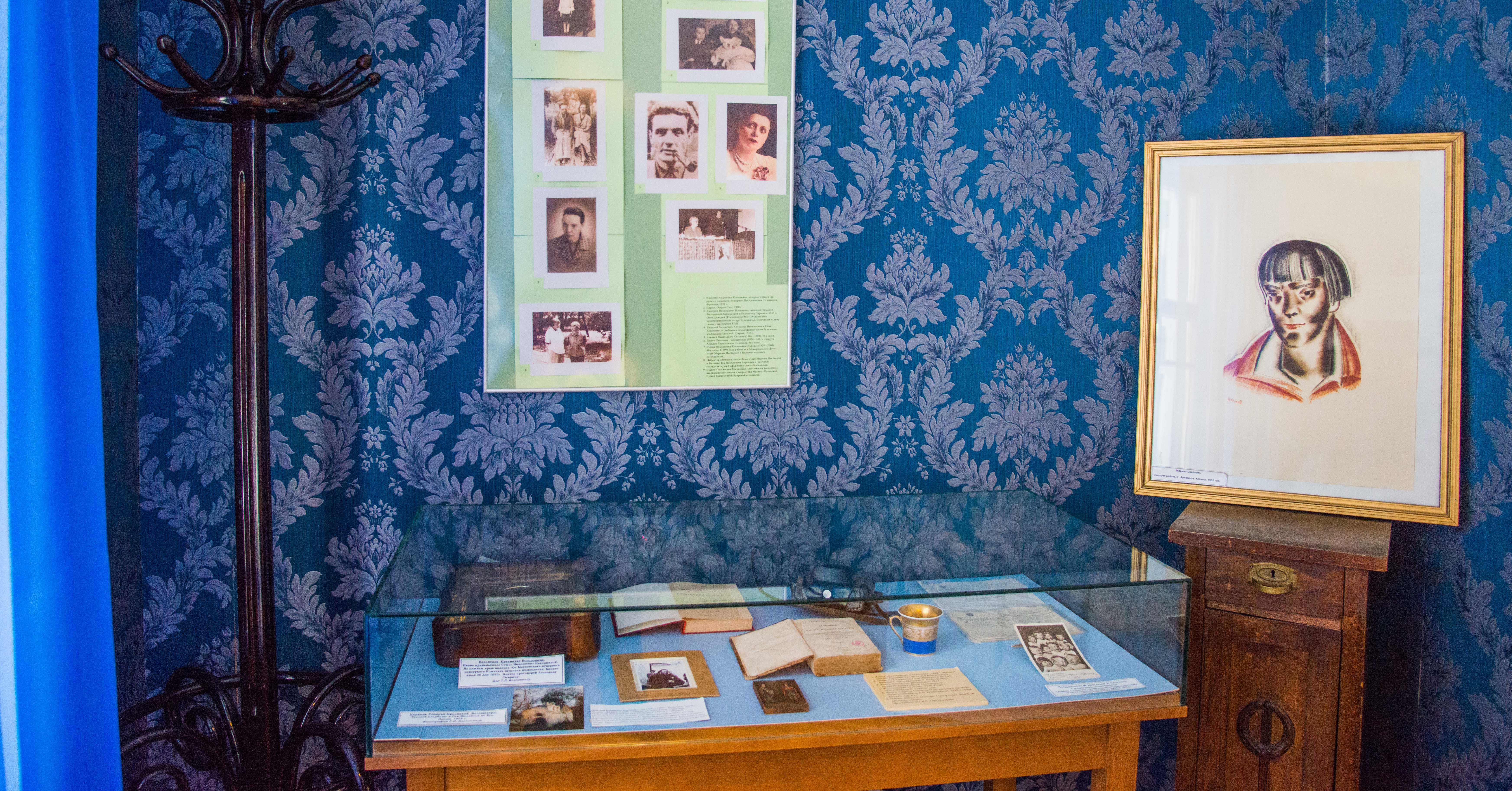 В музее хранятся личные вещи Марины Цветаевой, подлинные предметы быта, автографы современников поэтессы и фотографии 