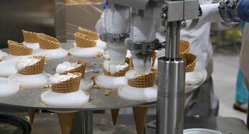 Летом на фабрике делают до шести миллионов литров мороженого в месяц