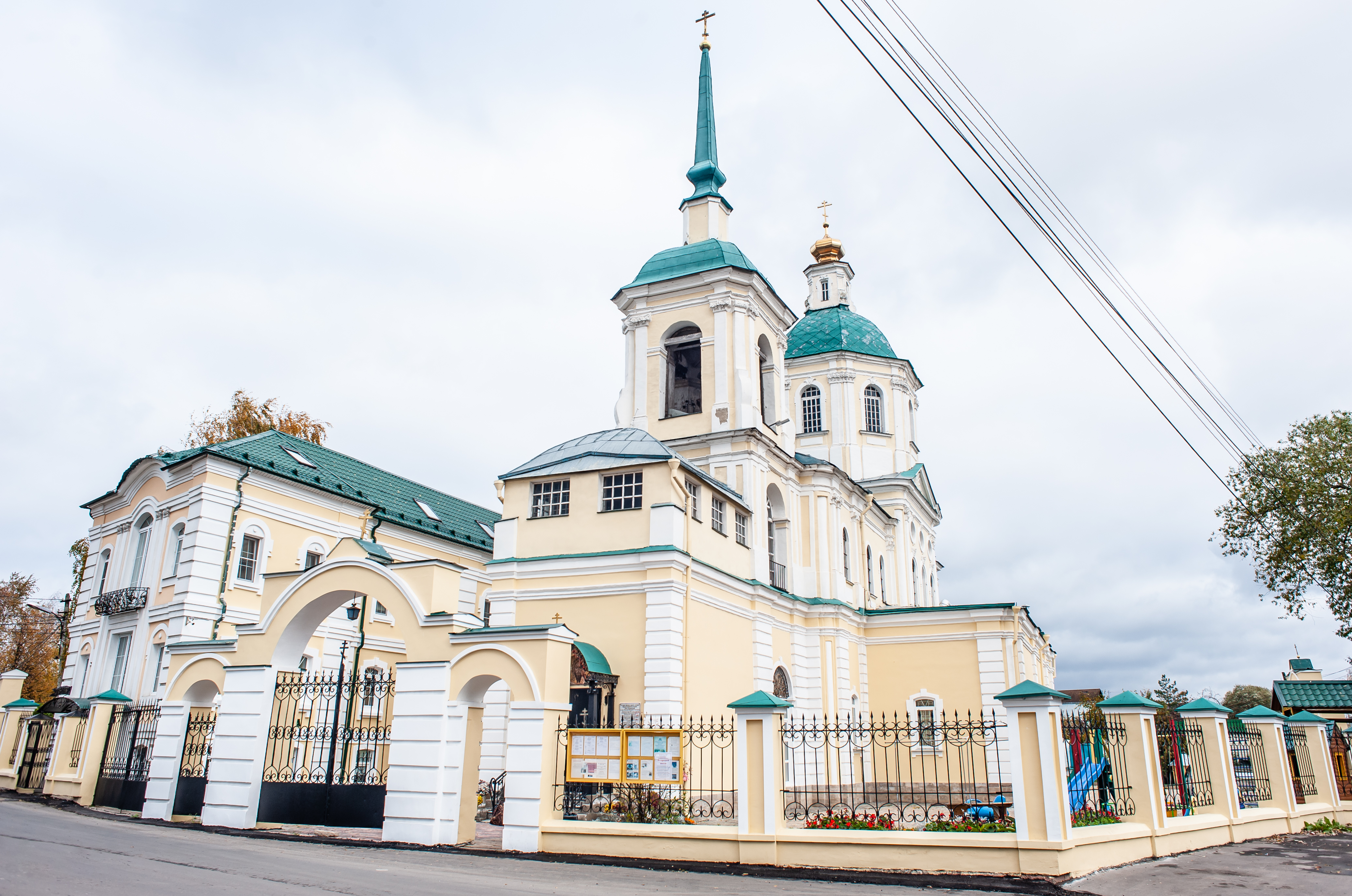 Двухэтажное кирпичное здание храма с продольно-осевой композицией «кораблем» принадлежит к своеобразному типу церквей русского барокко
