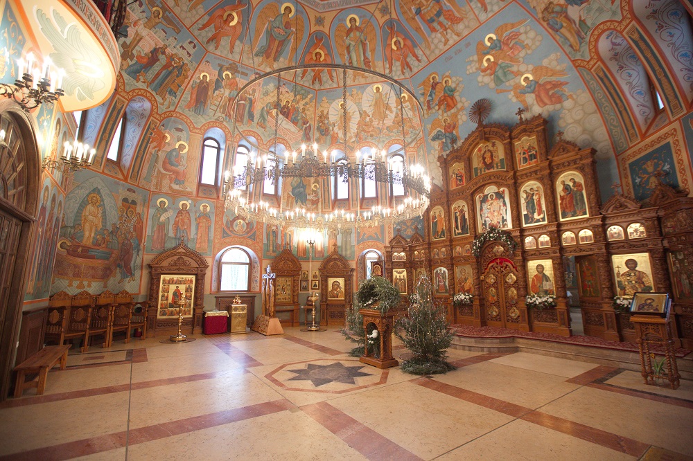 Храм выполнен в традиционно русском стиле, в котором угадываются мотивы северных мастеров