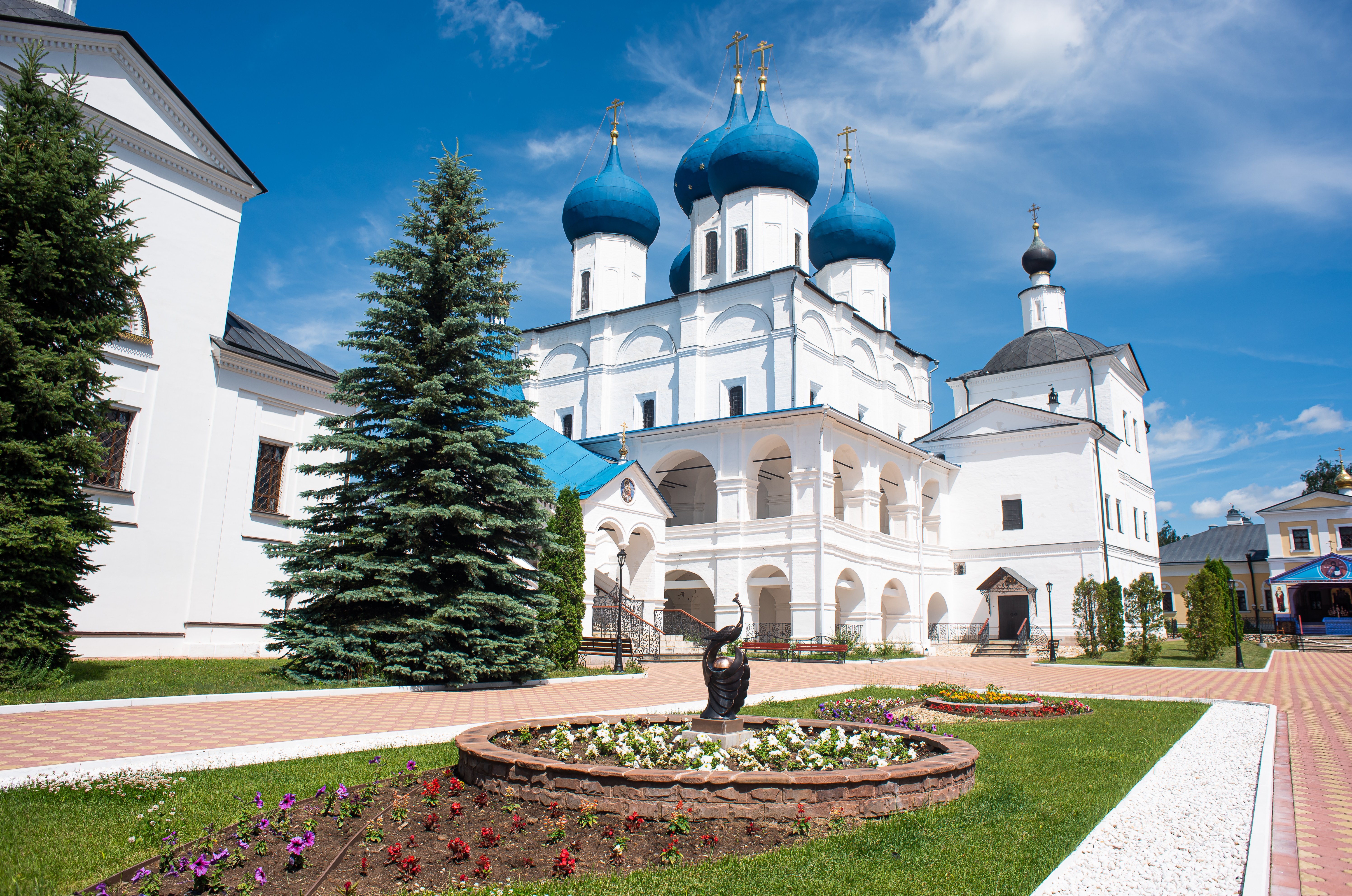 Монастырь был основан в 1374 году преподобным Сергием Радонежским